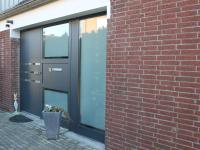 Aluminium-Haustür in dunkelgrau mit Milchglas