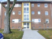 Haustür und Fenster in weiß in Mehrfamilienhaus