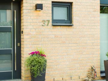 Aluminium-Haustür in anthrazit mit Glasausschnitten