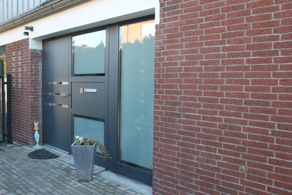 Aluminium-Haustür in dunkelgrau mit Milchglas
