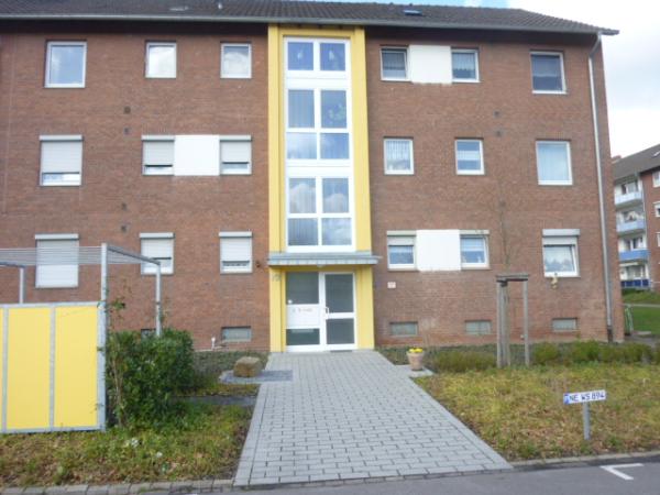 Mehrfamilienhaus mit weißer Haustür und weißen Fenstern