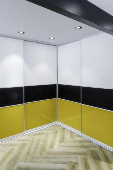 Schrankwand in weiß, schwarz und gelb